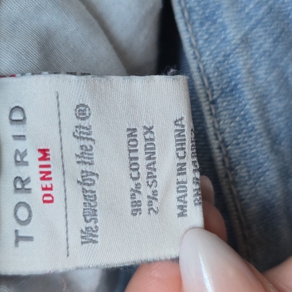 Torrid Boyfriend  Vintage Stret Denim Distructed Bermuda Shorts 18 - Picture 11 of 15